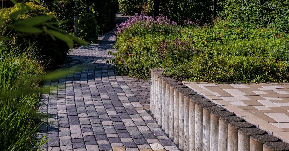Rollstuhlgerechte Gartenwege planen: So wird Ihr Garten barrierefrei, sicher und wunderschön