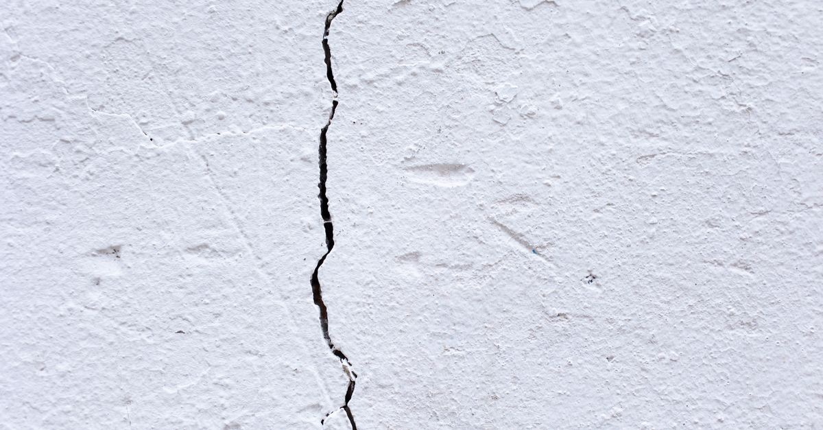Gefährliche Wandrisse erkennen: Wann harmlose Spuren zum echten Problem werden